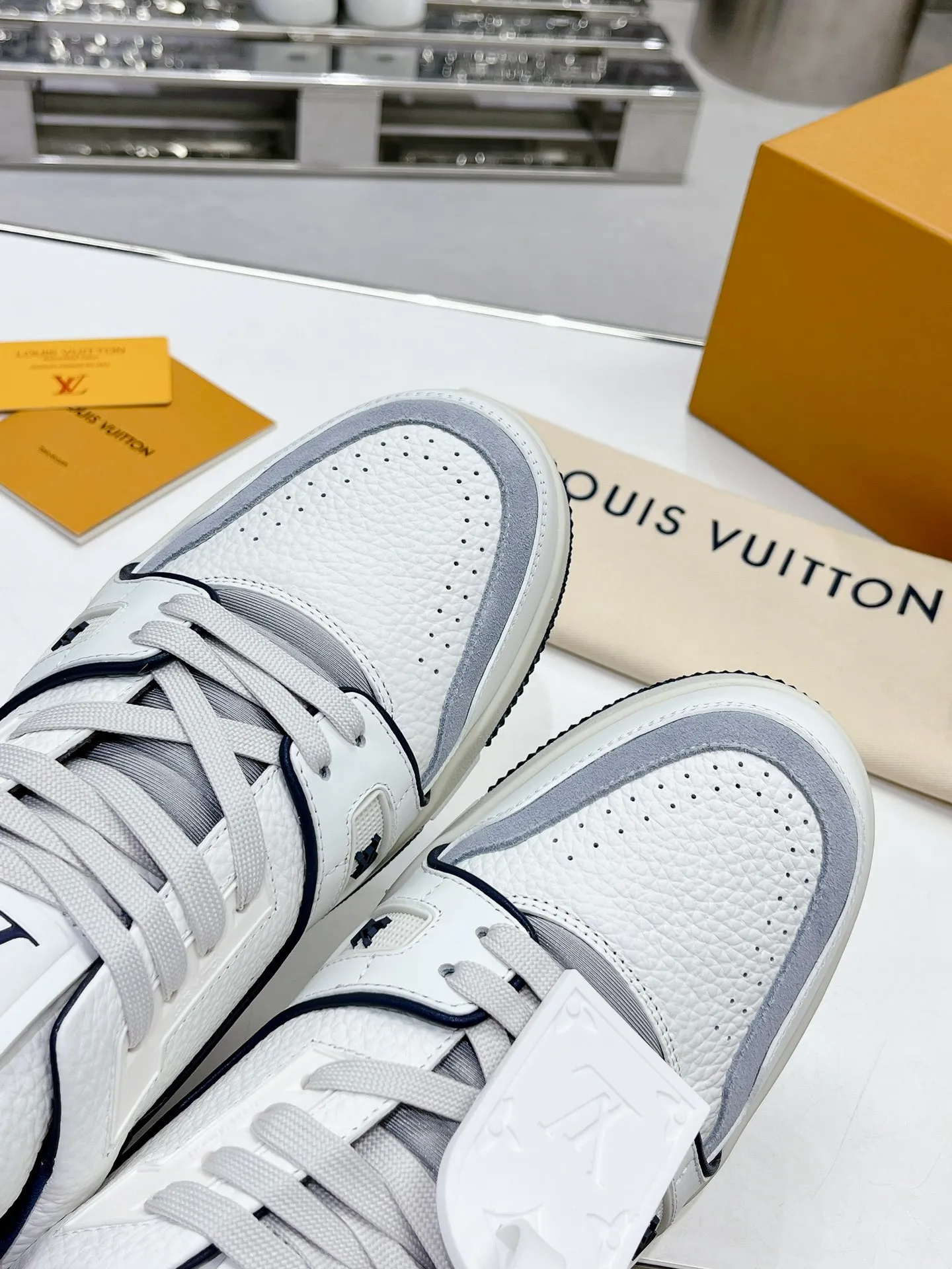 👟👟Ex-factory price 840👟👟 Women's Shoes Factory LV top version 2023 new model Purchasing quality LV~Louis Vuitton Lv TRAINER's best-looking sneakers, Donkey Brand strongly promotes new products, official website limited edition retro basketball sneakers! Both high-cut and low-cut products cost money to purchase an accurate 1:1 replica of the original version. The details are invincible and full of sincerity. The imported and customized original cowhide leather is the same as the original version. The details are 100% restored. The private model customizes the original one-piece T👟👟 ex-factory price U outsole. It is different from other brands. Without the original version, this effect cannot be achieved!    Men's and women's models 35-40 39-45 (45 and 46 are customized and cannot be returned or exchanged)